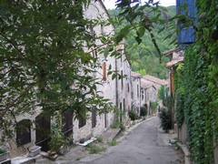 Rue principale de Bruniquel Chambres d'hotes dans le Sud Ouest de la France près de Cahors dans le Quercy. Pays de Lalbenque fief de la truffe. bed and breakfast hébergement week-end table d'hotes