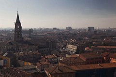 La basilique de St Sernin et les toits de Toulouse Chambres d'hotes dans le Sud Ouest de la France près de Cahors dans le Quercy. Pays de Lalbenque fief de la truffe. bed and breakfast hébergement week-end table d'hotes